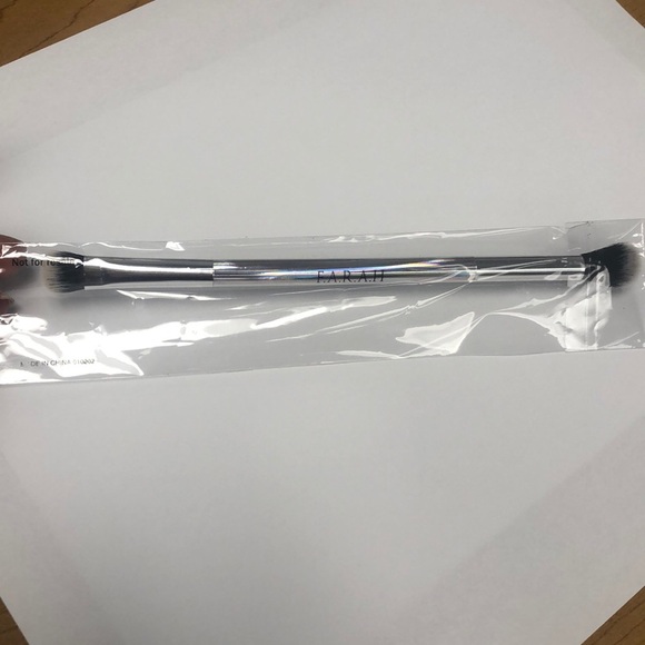 Farah 22E shade and blend makeup brush - Picture 7 of 8